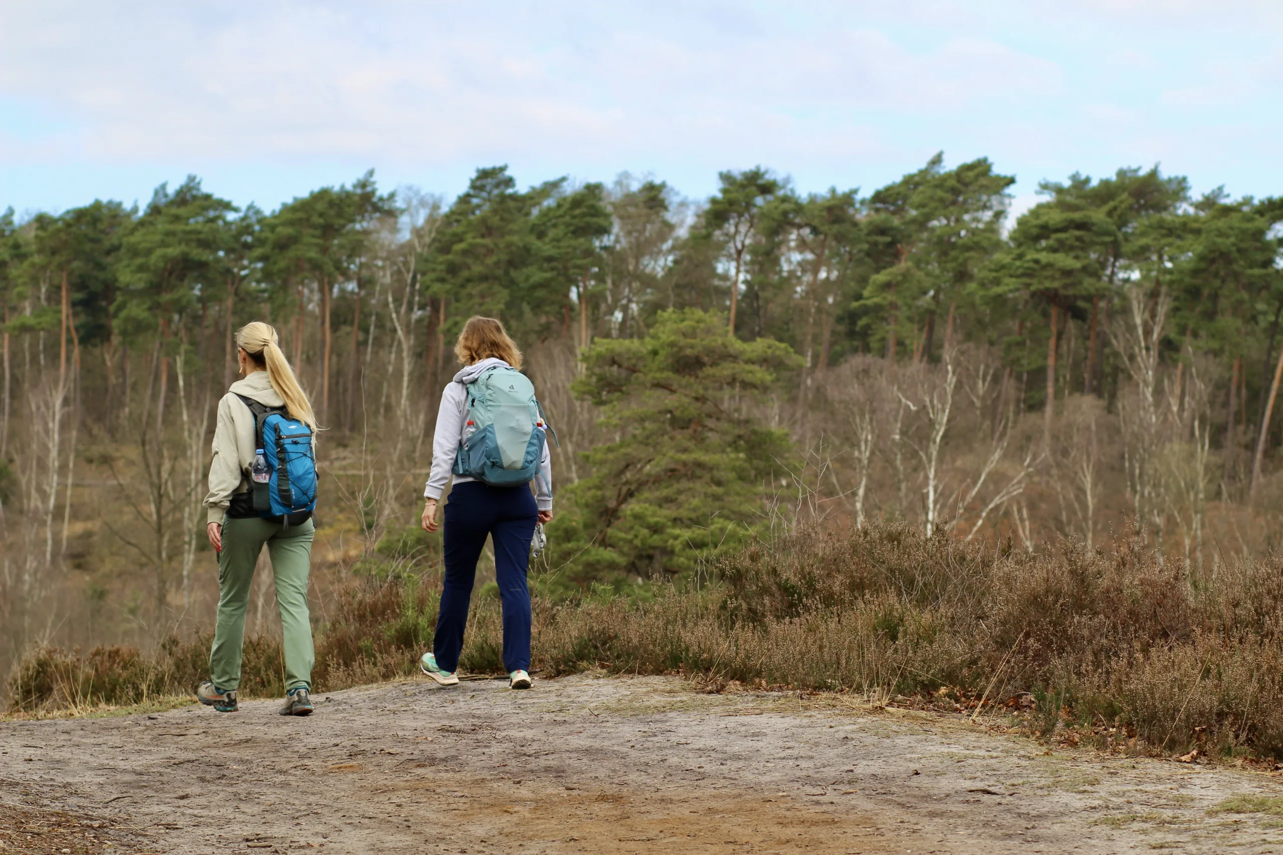 Twee dames hiken door Nationaal Park Hoge Kempen