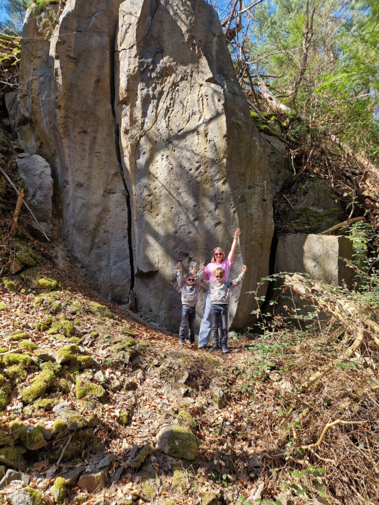 Hiken met kinderen: moeder en twee zoons