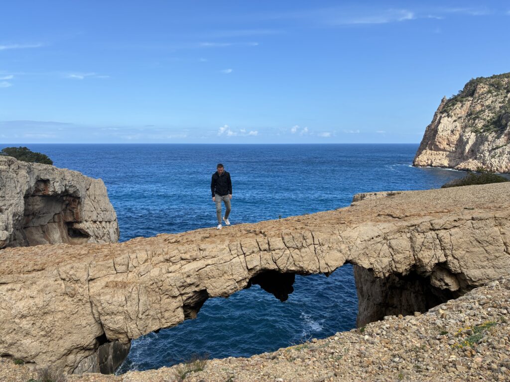 Wandelen op Ibiza - Cala d’Albarca - hiker op stenen brug