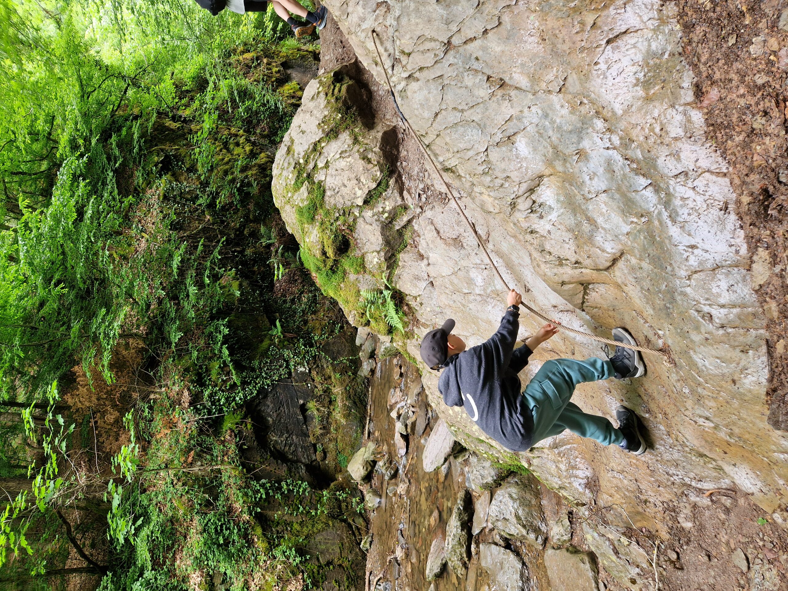 Ninglinspo hike met kinderen - jongen klimt met touw het pad omhoog
